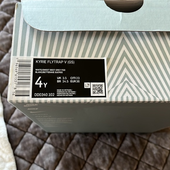 Kids Kyrie Irving basketball shoes - Picture 3 of 3